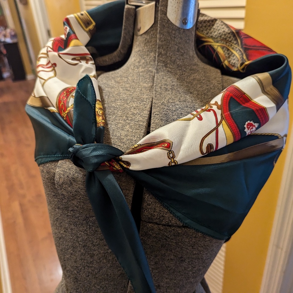 Ladies Fashion 34 Inch Shawl Scarf Stagecoach Design Dark Green Cream Red